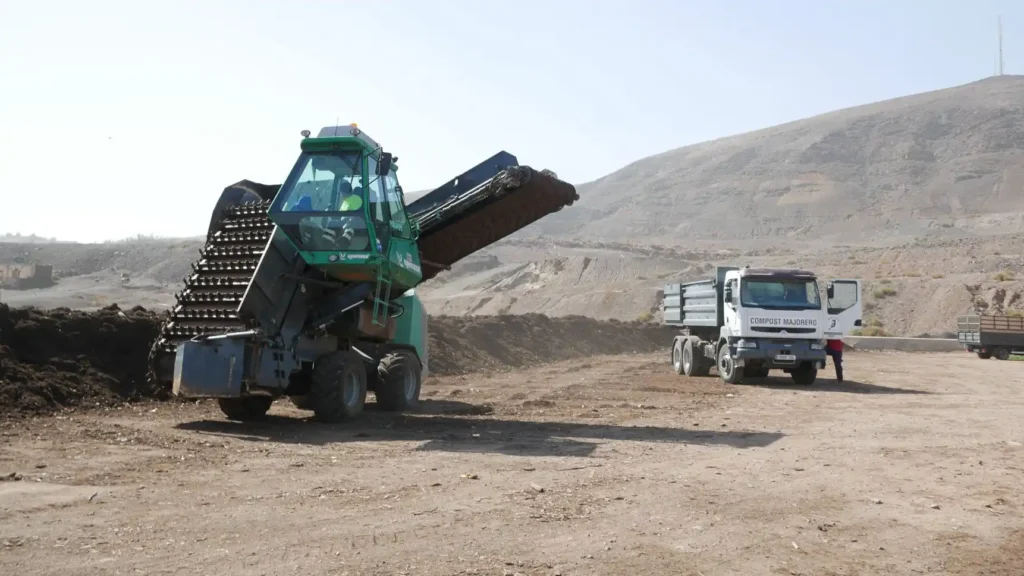 Maquinaria pesada procesando las pilas de compost majorero en la planta de Fuerteventura